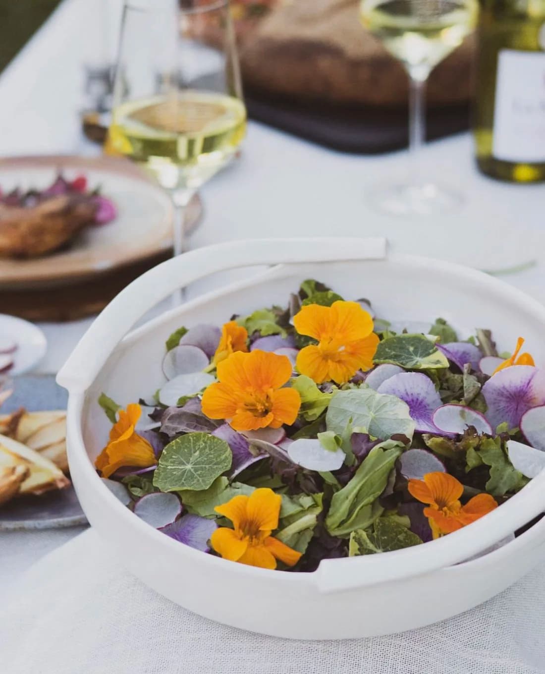 Salad with nasturtium flowers and white wine